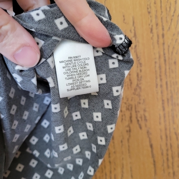 Liz Claiborne Black and white keyhole pleating detail sleeveless blouse S - Picture 6 of 7